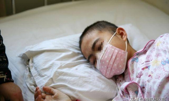 Cậu bé 13 tuổi chẩn đoán mắc ung thư tụy, bác sĩ hỏi cha mẹ: 'Sao có thể cho con ăn những thứ này?'