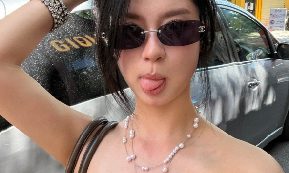Chỉ lên đồ đi ăn kem, nhan sắc Hàn Hằng cũng 'bén' cỡ này!