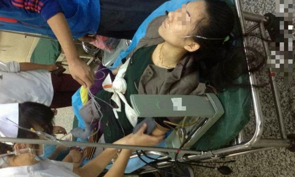 Cô gái 24 tuổi sụt gần 23kg trong 6 tháng: Bác sĩ tìm thấy 1 'thứ đáng sợ' bên trong cổ