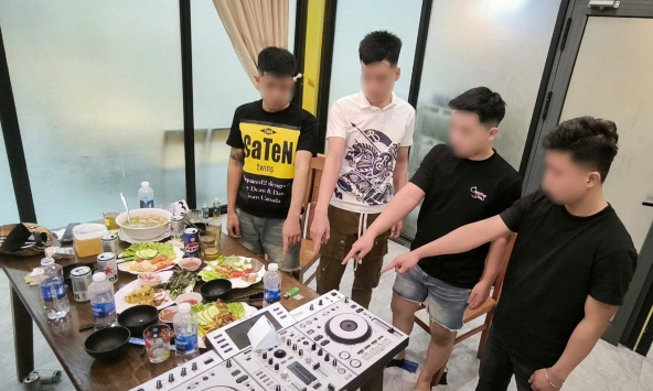 Công an kiểm tra một quán nhậu lúc 14 giờ: Bắt giữ 4 nam thanh niên