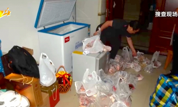 Đột kích nhà một cựu quan chức, phát hiện số lượng lớn vàng thỏi nhét trong bọc thịt gà ở tủ đông