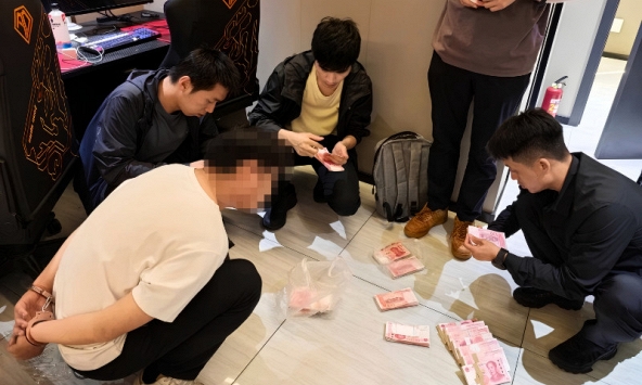 Phát hiện giao dịch chuyển khoản 77,4 tỷ đồng có dấu hiệu đáng ngờ, công an vào cuộc bắt giữ 24 người liên quan