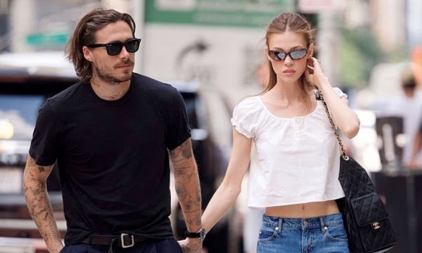 Brooklyn Beckham hạnh phúc tay trong tay với vợ dạo phố giữa lúc mối quan hệ với Beckham - Victoria vẫn căng như dây đàn