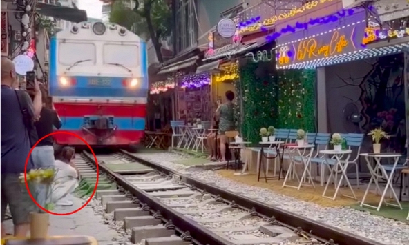 Cô gái bị tàu hất văng điện thoại ở 'phố cà phê đường tàu': Một trường hợp bị xử phạt 