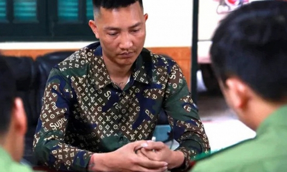 Huấn Hoa Hồng tự ghép hình ảnh cá nhân đi từ thiện chung với các nghệ sĩ 