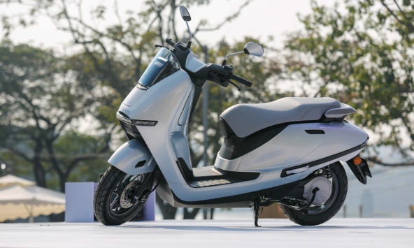 Một chiếc xe máy điện Honda đang khan hàng, đội giá hàng triệu đồng tại đại lý