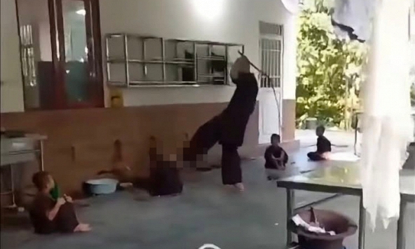Người đàn ông mặc áo nâu đánh chú tiểu thậm tệ ở Phú Thọ: Hé lộ lai lịch, đã bị công an tạm giữ