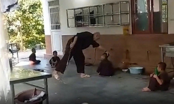 Nguyên nhân ban đầu vụ cháu bé bị người đàn ông đánh đập ở chùa Bầu, Phú Thọ
