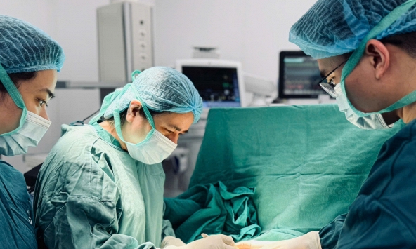 “Tôi cứ nghĩ u còn nhỏ, chưa cần đi khám”: 2 năm sau, bầu ngực người phụ nữ 37 tuổi biến dạng nghiêm trọng