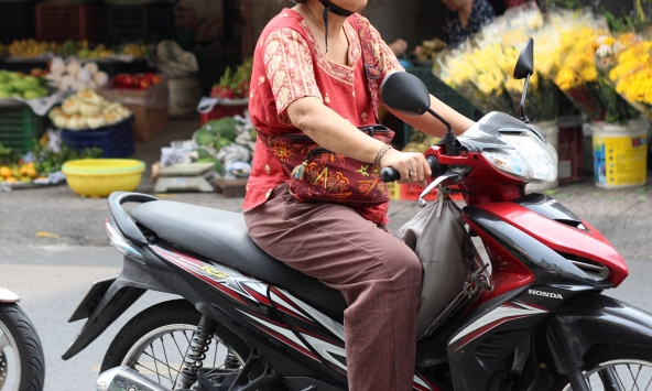 Trên ứng dụng, đàn ông chạy xe, phụ nữ nhận việc nhà