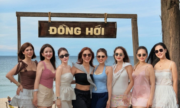 8 cô gái chơi thân từ thời sinh viên, 9 năm sau thuê hẳn limousine từ Hà Nội vào Quảng Bình: Cả đoàn 28 người, đóng 20 triệu/ gia đình