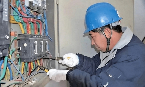 Biệt thự 200m² mở điều hòa cả ngày nhưng tiền điện chỉ 1,1 triệu đồng/tháng, cảnh sát đến kiểm tra thì phát hiện cảnh tượng khó tin