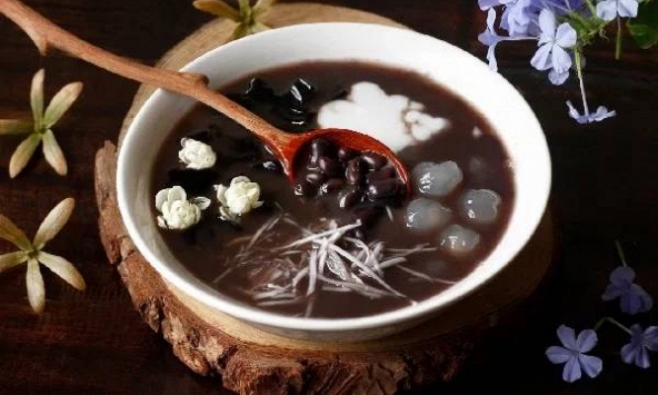 Chớm thu, đừng quên ăn đậu đen: Loại hạt dân dã được cho là giúp tóc đen, giảm đau lưng và hạn chế đổ mồ hôi ban đêm