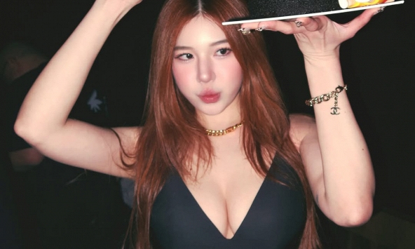 Đón sinh nhật tuổi mới, nữ DJ nổi tiếng chiều lòng CĐM bằng bộ ảnh đầy quyến rũ