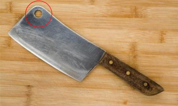 Lý do chiếc dao thường có 1 lỗ tròn