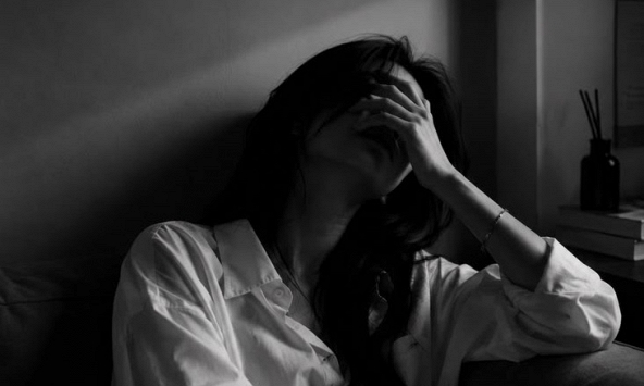 Nữ giáo viên 28 tuổi nhiễm HIV bật khóc: 'Tôi chỉ muốn mình xinh đẹp hơn thôi mà'