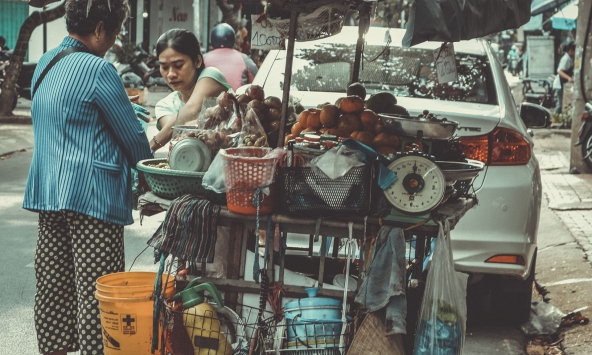 Phụ nữ kinh doanh nhỏ đóng bảo hiểm thế nào khi doanh thu thay đổi?