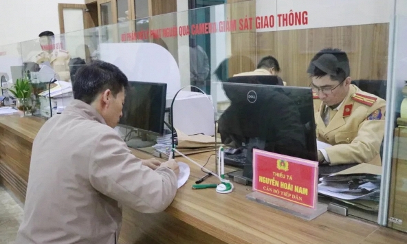 Người đi xe máy, ô tô cảnh giác với tin nhắn giả mạo liên quan giao thông