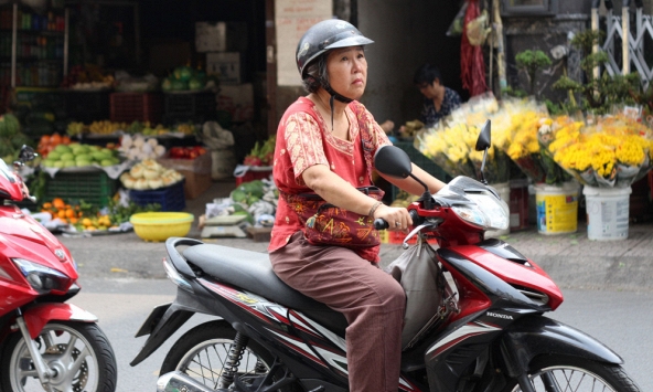 Trên ứng dụng, đàn ông chạy xe, phụ nữ nhận việc nhà
