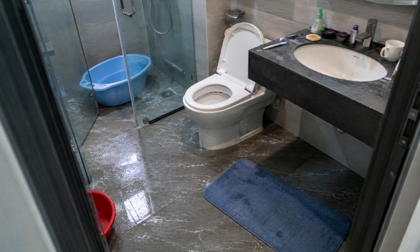 Vì sao ngày càng nhiều gia đình không còn gộp nhà vệ sinh và phòng tắm? 2 cách bố trí tiện hơn khi nhà đông người