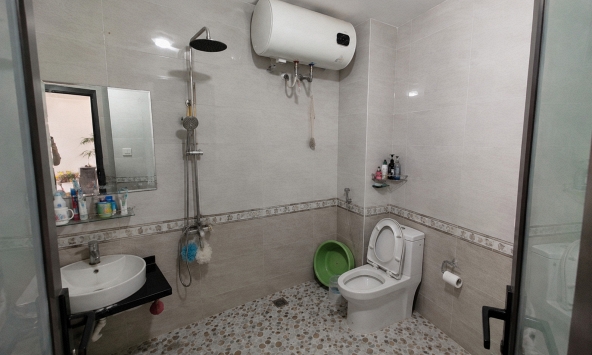 Vì sao ngày càng nhiều gia đình không còn lắp bình nóng lạnh trong phòng tắm? 2 cách bố trí an toàn hơn đang dần trở thành xu hướng mới