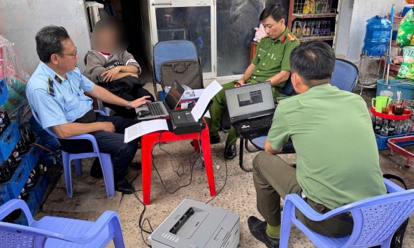 Công an đồng loạt kiểm tra 118 máy tính tại 5 quán internet