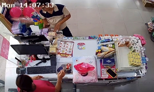 Động lực cho các anh đây rồi: Đi mua bỉm sữa cho con, ông bố may mắn trúng 3 chỉ vàng!