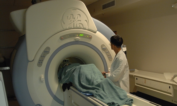 Gán nhãn một lát cắt, AI dự đoán nhãn cho những ảnh kế tiếp