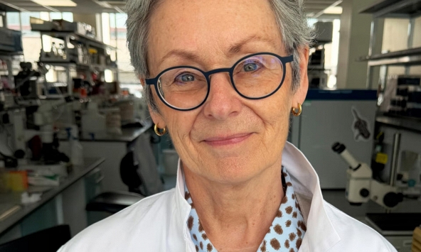 GS.TS Christine Holt tìm ra “xưởng protein” ở đầu sợi thần kinh