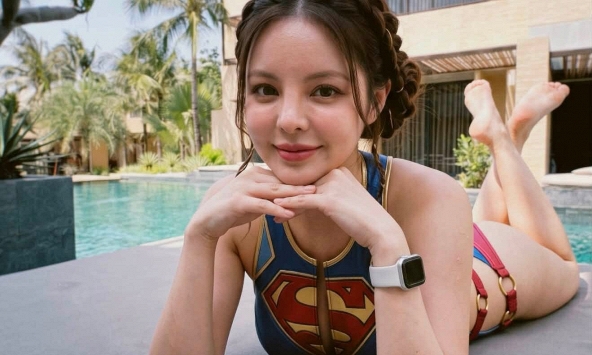 Hết Người Nhện, MXH giờ đây xuất hiện cả... hot girl Siêu Nhân đi tắm biển, tạo dáng!