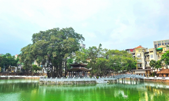 Hồ nước rộng hơn 12.000m² trước Văn Miếu, nơi các nho sĩ Thăng Long từng ngồi bình thơ, giờ là điểm hẹn văn hóa giữa lòng Hà Nội