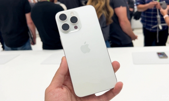 iPhone 15 Pro Max giảm hơn một nửa giá