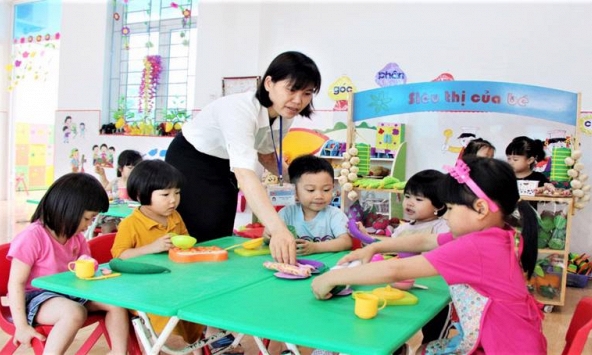 Muốn phụ nữ sinh con, chính sách phải tính đến việc chăm sóc