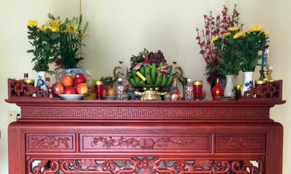 Thắp hương mùng 1 Âm lịch, tuyệt đối không để loại hoa, quả này trên bàn thờ: Nhiều nhà vẫn đang mắc sai lầm