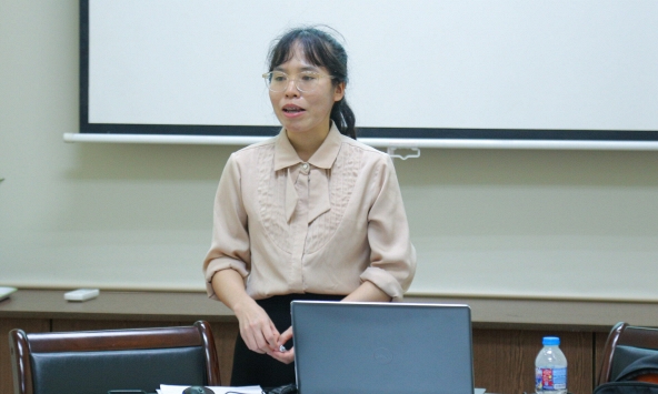 TS. Tôn Nữ Quỳnh Trang dùng vải cotton dò chất màu trên tôm