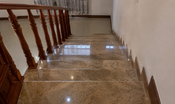 Vì sao ngày càng nhiều gia đình không còn lát đá bóng ở cầu thang? 2 bề mặt giảm trơn trượt tốt hơn đang dần trở thành xu hướng mới