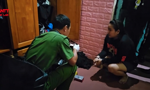 Công an khám xét nơi ở, bắt giữ Ngô Diễm Thương SN 1981 trong đường dây phức tạp