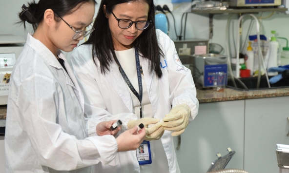 Mực bảo mật gần như vô hình phát sáng dưới tia hồng ngoại