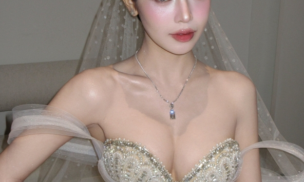 Hoa hậu Thanh Thủy hoá 'cô dâu tiên nữ' trong váy cưới lộng lẫy, nhan sắc ngày càng thăng hoa