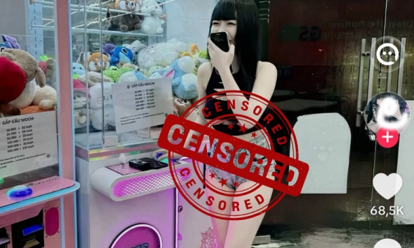 Mặc đồ 'thiếu trước hở sau' đi khu vui chơi công cộng, cô gái khiến người qua đường ngán ngẩm cực độ