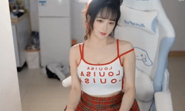Nữ streamer đình đám làm hành động 'lạ' trên lives khiến hàng ngàn fan thót tim: Sự cố hay chiêu trò?