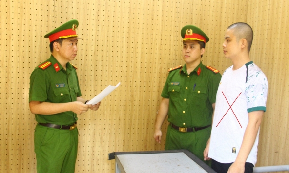 Thi hành lệnh bắt tạm giam Giám đốc công ty xuất nhập khẩu Quàng Văn Tân SN 2000