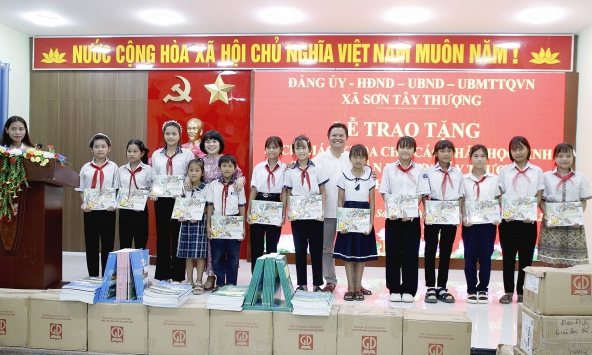 Xã vùng cao đầu tiên ở Quảng Ngãi tặng bộ sách giáo khoa cho học sinh