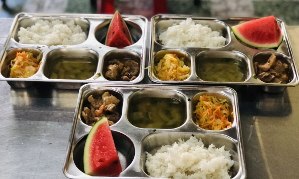 Tất cả các trường sắp phải công khai hình ảnh khay ăn thực tế của học sinh mỗi ngày để phụ huynh giám sát