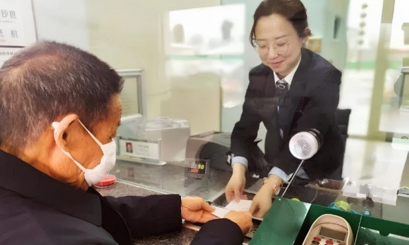 Chuyển khoản nhầm 387 triệu đồng cho cụ ông 75 tuổi không biết dùng điện thoại, người đàn ông phải báo công an