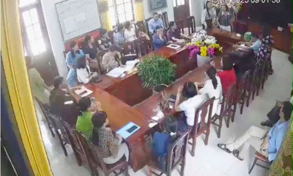 Clip hiệu trưởng đập bàn, ném cốc giữa cuộc họp: Người trong cuộc lên tiếng