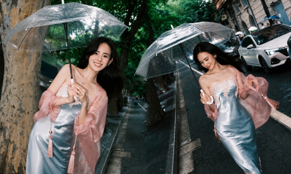 Nàng dâu hào môn Hương Liên 'thả dáng' dạo phố ngày mưa, visual ngọt ngào như phim Hàn khiến dân mạng không ngớt lời khen