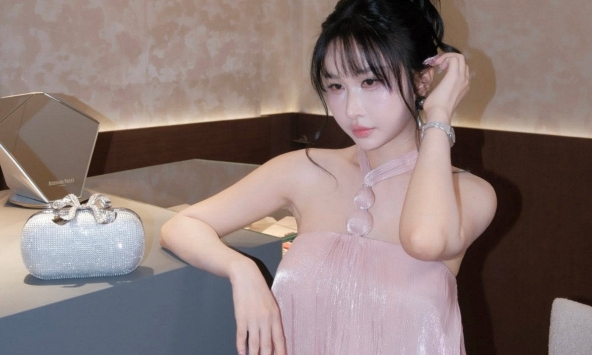 Vợ đại gia Minh Nhựa lạ lắm!