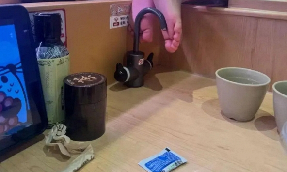 Bé trai giẫm chân lên vòi nước uống ở nhà hàng: “Trẻ con biết gì đâu” - Câu nói đã làm hỏng biết bao đứa trẻ!