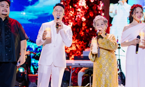Hoàng Bách hát cùng mẹ ruột trên sân khấu, tiết mục khiến đêm nhạc 'Mẹ Tôi...' không ai muốn đứng dậy về